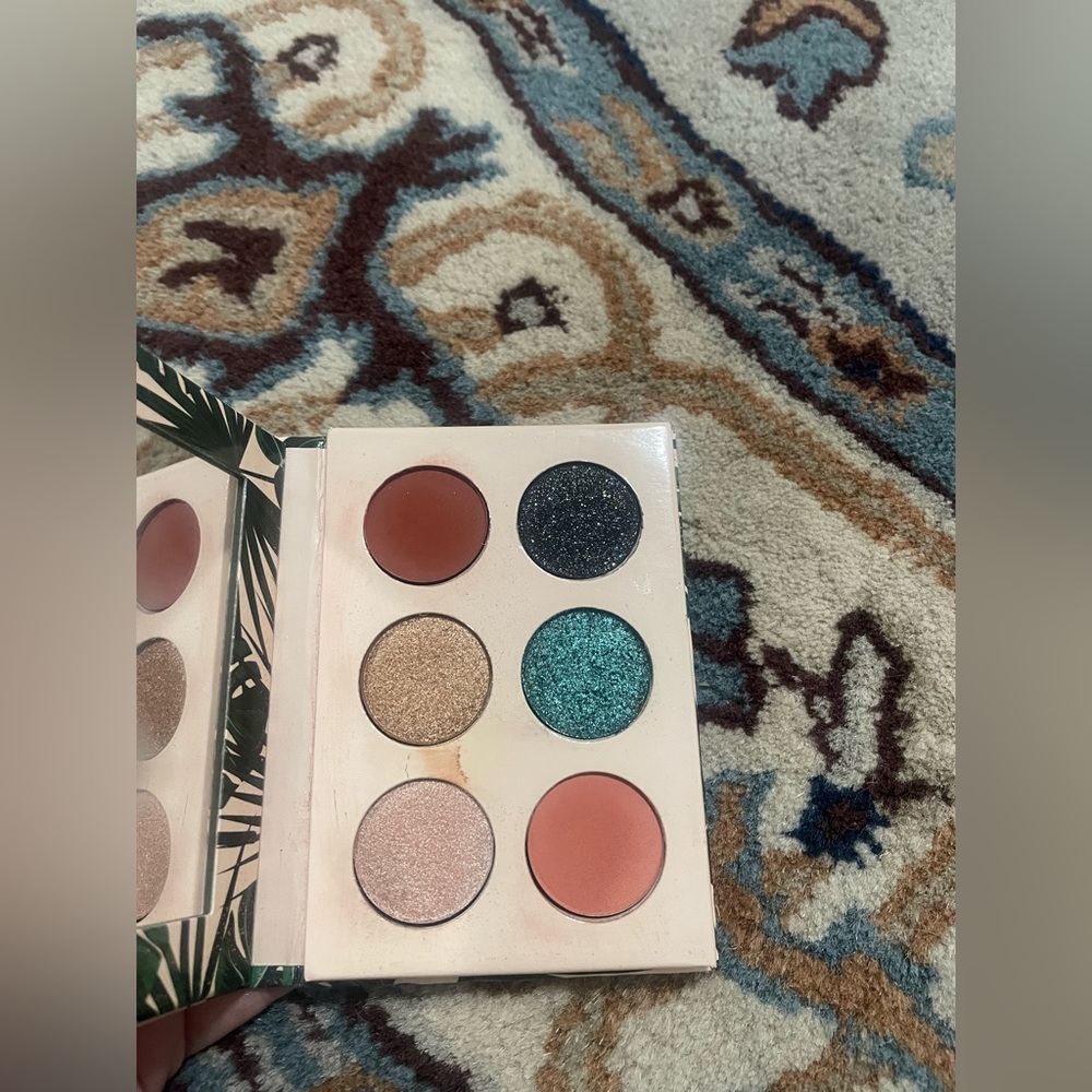 Dose of colors x I luv sarahii eyeshadow palette.